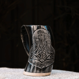 Taza de cerveza de cuerno de búfalo grabada a mano de la mejor calidad con símbolo nórdico y diseño de dragón, estilo tradicional chino para adultos. - Product Image 3