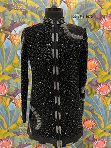Sherwani de terciopelo asimétrico de dos tonos con diseño de rayos de sol, negro azabache con bordado de estrellas plateadas, para novio. - Product Image 2