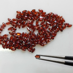 โกเมนสีแดงธรรมชาติ 4x2 มม. รูปไข่ คุณภาพดีที่สุด พลอยเม็ดเดี่ยวสำหรับทำเครื่องประดับ - Product Image 1