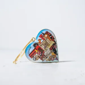 Ornement de Noël en métal en forme de cœur multicolore de 10 cm, décorations de monuments de Londres pour suspendre à l'arbre de Noël - Product Image 1