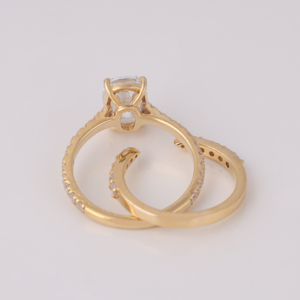 Anillo de Compromiso de Lujo con Diamante Cultivado en Laboratorio de 4 Quilates con Corte Cojín, Oro Amarillo de 14K, Anillo de Boda a Juego, Certificado IGI - Product Image 4