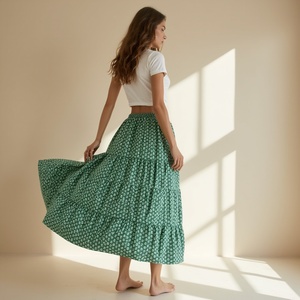 Falda de mujer gitana Bohemia hecha a mano por mujer artesanos blanco verde bloque impreso elegante y llamativo - Product Image 1