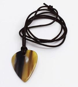 Collier pendentif rond artisanal en corne de buffle, bijou en corne naturelle polie, cordon en cuir réglable, style tribal unisexe, cadeau tendance - Product Image 3