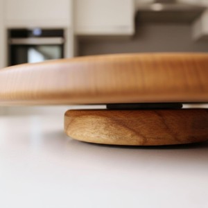 Plateau tournant rond en bois de haute qualité, design minimaliste fait main, couleur unie, pour assiettes et plats - Product Image 3