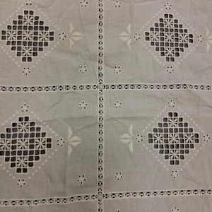 Tissu en coton blanc brodé de haute qualité, tissu brodé à motifs floraux et géométriques, matière en coton doux et respirant - Product Image 1