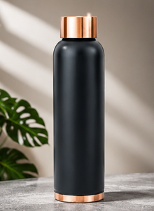 Mejore su experiencia de hidratación con esta botella de agua aislada de primera calidad con detalles en cobre negro mate. - Product Image 3