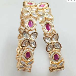 Juego de brazaletes abiertos con piedra de pota chapada en oro y perlas Pulseras y brazaletes de perlas - Product Image 1