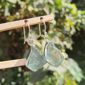 ต่างหูอะความารีนดิบทำมือ เงินสเตอร์ลิง พลอยดิบ ของขวัญคริสต์มาส - Product Image 5