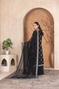 MARIA.B NUEVO ARTÍCULO*TELA DE SEDA CON GRIP, HILOS, LENTEJUELAS Y TRABAJO MANUAL CON CORTES LÁSER Y ADORNOS - Product Image 4