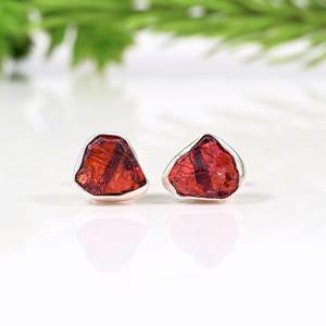 ต่างหูพลอยโกเมนดิบประจำเดือนมกราคม เงินแท้ สไตล์มินิมอล งานแฮนด์เมด - Product Image 4