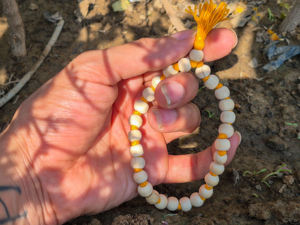Cuentas de Oración de Madera Blanca Hechas a Mano con Tulsi Japa Mala Guru para Meditación y Canto, Proveedor al por Mayor - Product Image 2