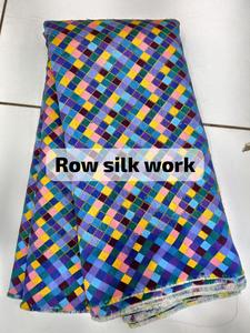 Tissu en soie brodée - Product Image 2