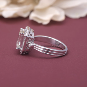 Bague de fiançailles en diamant de laboratoire certifié IGI, taille émeraude, avec halo, en argent sterling 925 massif, style Art Déco vintage. - Product Image 5