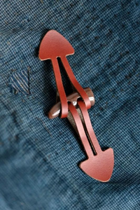 Botones de Palanca de 2 Agujeros Hechos a Mano y Pulidos, de Cuerno de Búfalo Auténtico, con Decoración Esmaltada y Patrones Artesanales para Logotipos - Product Image 5