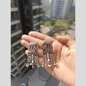 Pendientes colgantes con motivo de elefante, de piedra Pota chapada oxidada y perlas, para mujer, joyería étnica tradicional y para ocasiones festivas. - Product Image 1