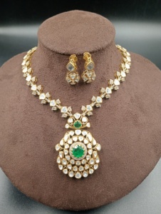 Ensemble de bijoux Amaira Jewels en argent plaqué or avec pierres Polki, design floral, collier et boucles d'oreilles ethniques classiques pour femmes, pour mariage - Product Image 4