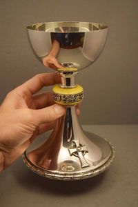 Juego de Cáliz y Ciborio de Metal Premium para Ceremonia de Comunión en la Iglesia con Acabado Pulido Elegante y Vajilla Religiosa Duradera - Product Image 5