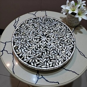 Plateau tournant Lazy Susan en nacre noire et blanche, idéal pour la table à manger et la décoration de centre de table - Product Image 2
