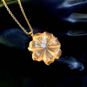 Pendentif Fleur en Pierre de Lune Pêche AAA Sculpté à la Main, Collier Fleur en Cristal pour Femme, Pendentif en Pierre Précieuse, Cadeau d'Anniversaire Fait Main - Product Image 1