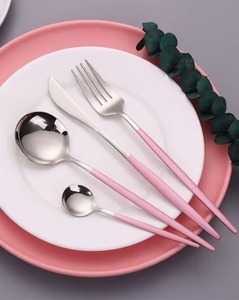 Ensemble de couverts en métal haut de gamme, cuillère et fourchette, conçus pour une utilisation sophistiquée à la table et en cuisine - Product Image 3