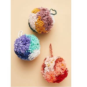 Dale un Aspecto Único a tu Comedor: Compra al por Mayor Bolas de Pompón Grandes Multicolores para Mesa, Directamente del Proveedor en Grandes Cantidades - Product Image 1