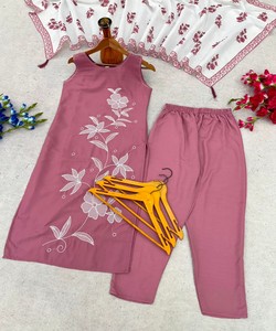 Ensemble Kurta et pantalon en coton violet avec dupatta, broderie florale dessinée à la main, tenue traditionnelle style Inde Pakistan 86128 MORNI- Mc-114 - Product Image 4