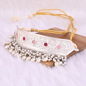 Collier ethnique en argent allemand avec chalcédoine fuchsia, hydro rose et pierre nacrée - Product Image 3