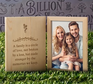 Marco de Fotos de Madera Personalizado con Placa Grabada, Marco de Exhibición Personalizado para el Hogar o Regalo - Product Image 1