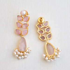 ต่างหูทองเหลืองชุบทองประดับโรสควอตซ์พรีเมียม ดีไซน์ทรงดอกไม้สไตล์โบโฮชิค คุณภาพส่งออกจำนวนมาก - Product Image 5