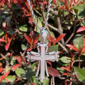 Pendentif Croix Iced Out avec Pierres Moissanite – Collier de Luxe Hip Hop avec Finition Brillante Effet Diamant - Product Image 3