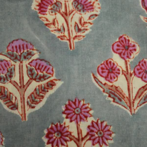 Tissu en coton gris à motifs floraux roses imprimés à la main – Tissu en coton imprimé par des artisans indiens - Product Image 3