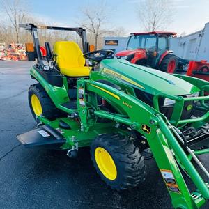 Tracteur utilitaire John Deere 2025R, machine agricole durable pour le travail du sol, le labour, la tonte, le jardinage et les travaux d'aménagement paysager. - Product Image 6