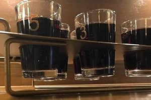 ชุดแก้วช็อตสำหรับงานปาร์ตี้ในบ้าน 6 ใบ พร้อมแก้วช็อตแบบมีหูจับ และแก้วช็อตทรงกระบอกพร้อมลูกเต๋า 1 ลูก แก้วช็อตโครเมียมรูปทรงระฆังสำหรับงานวันเกิด - Product Image 5