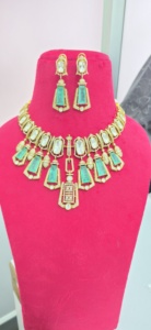 Collier de luxe de qualité supérieure avec de magnifiques boucles d'oreilles, design élégant et raffiné, convient aux tenues ethniques et occidentales, léger. - Product Image 1