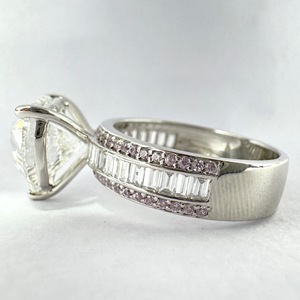 Bague de fiançailles en diamant de laboratoire certifié IGI 7,40 CTW en forme de cœur, or blanc massif 8 carats, accent rose baguette, large alliance - Product Image 2