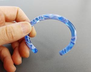 Bracelet jonc élégant en résine de couleur unie pour un usage quotidien et la mode - Product Image 5