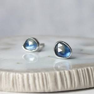 Boucles d'oreilles clous en argent sterling plaqué or avec saphir bleu naturel taillé en forme de rose pour anniversaire et soirée - Bijoux personnalisés pour femmes - Product Image 4