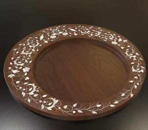 Bandeja rectangular de madera hecha a mano con incrustaciones de nácar y diseño elegante para decoración de hogar de lujo. - Product Image 1