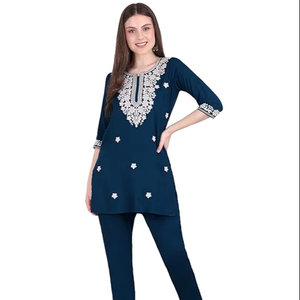 SAZU Ensemble kurta et pantalon pour femme en Chanderi brodé de fleurs, bleu marine, manches trois quarts - Product Image 1