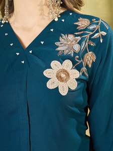 Conjunto de dos piezas para mujer en rayón pesado con bordado y pantalones rectos a juego |   Colección de Diseñador Boutique - Product Image 5