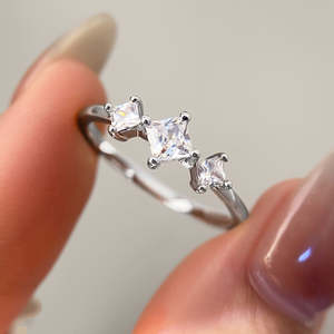 Anillo de Compromiso de Moda con Tres Piedras de Circonia Cúbica con Corte Princesa de 0.50 CT para Mujer, Plata de Ley 925, Regalo para Boda o Fiesta - Product Image 1
