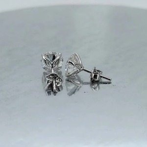Pendientes de plata de ley 925 con moissanita blanca de corte redondo, hechos a mano. - Product Image 2