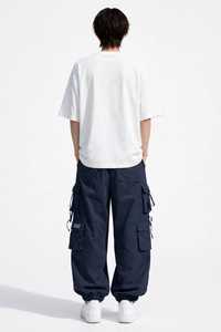 Conjunto de Ropa Urbana de Verano para Hombre Oneten Apparel: Camiseta Blanca con Letras y Pantalones Cargo Azul Marino - Product Image 3