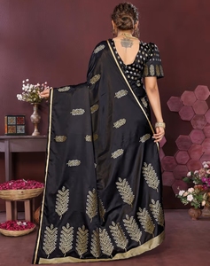 Sari Banarasi de Seda Satinada KV con Motivos Florales y Tejido Zari, con Blusa Sin Coser - Product Image 2
