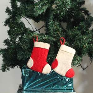 Mini Adornos Navideños Ecológicos de Lana, Rojos y Blancos, Decoraciones Colgantes para Árbol de Navidad, Adorno de Lana Hecho a Mano para Árbol de Navidad - Product Image 2