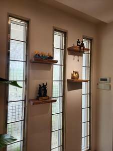 Juego de 4 Estantes Flotantes de Pared |   Diseño de Madera con Borde Natural |   Decoración de Pared Estilo Rústico |   Estante de Exhibición de Madera Maciza - Product Image 3