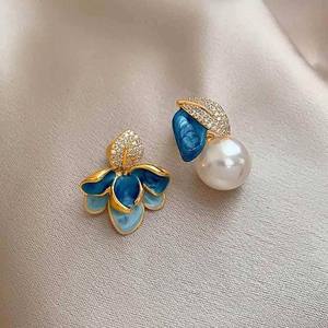 Boucles d'oreilles vintage en or massif 14 carats avec perles et accents de diamants, motif fleur bleue romantique, bijoux unisexes pour mariage, anniversaire et fête - Product Image 4