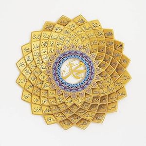 Arte de pared islámico con los 99 nombres de Alá, decoración circular de metal chapado en oro, diseño tradicional grabado a mano, religioso, para Ramadán. - Product Image 1