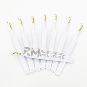 Pinzas para pestañas RMI de acero inoxidable con agarre de diamante, marca privada, punta curva de 45 grados, punta de oro de 24k y recubrimiento en polvo blanco. - Product Image 5
