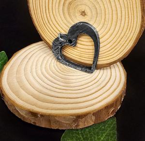 Venta caliente Unisex Damasco acero doble corazones colgante nórdico vikingo amuleto moda collar estilo religioso tallado joyería de Metal - Product Image 5